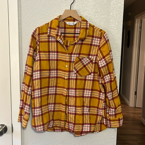 Old Navy Woman’s Classic Flannel Button Down. - Picture 1 of 7